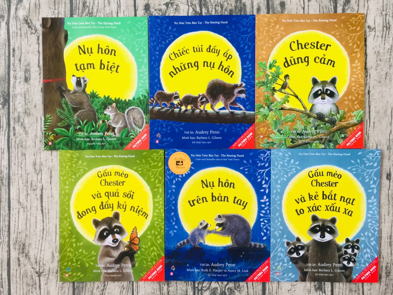 Combo 6 cuốn picture book song ngữ: Nụ Hôn Trên Bàn Tay + Chester Dũng Cảm + Những Chiếc Túi Đầy Ắp Những Nụ Hôn + Gấu Mèo Chester Và Kẻ Bắt Nạt To Xác Xấu Xa + Nụ Hôn Tạm Biệt + Gấu Mèo Chester Và Quả Sồi Đong Đầy Kỉ Niệm.Tái bản 2021