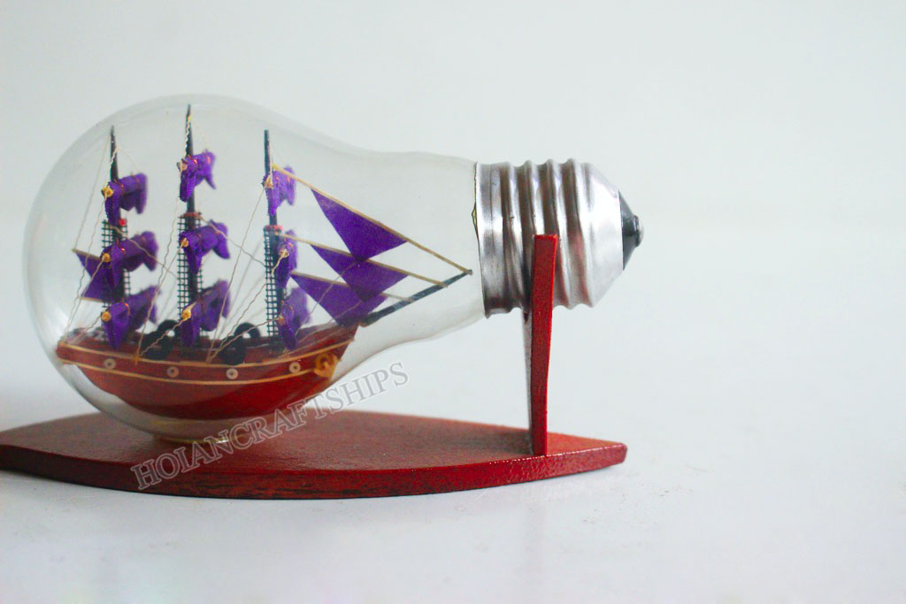 Thuyền gỗ trong bóng đèn