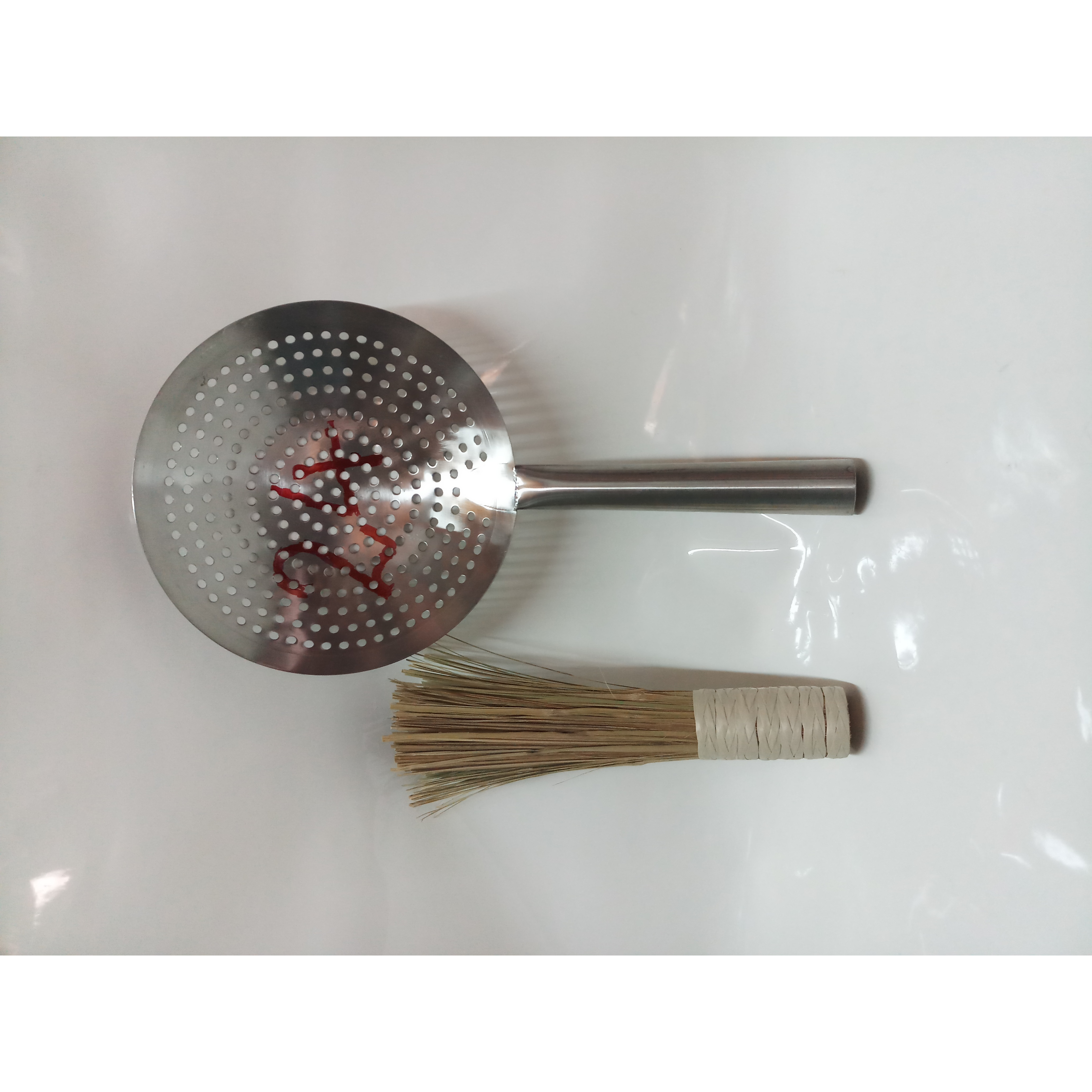 COMBO 1 VỢT LỔ INOX CÁN INOX VỚT XƯƠNG,RAU CỦ VỚT ĐỒ CHIÊN+ 1 CHỔI TRE CỌ RỬA CHẢO.