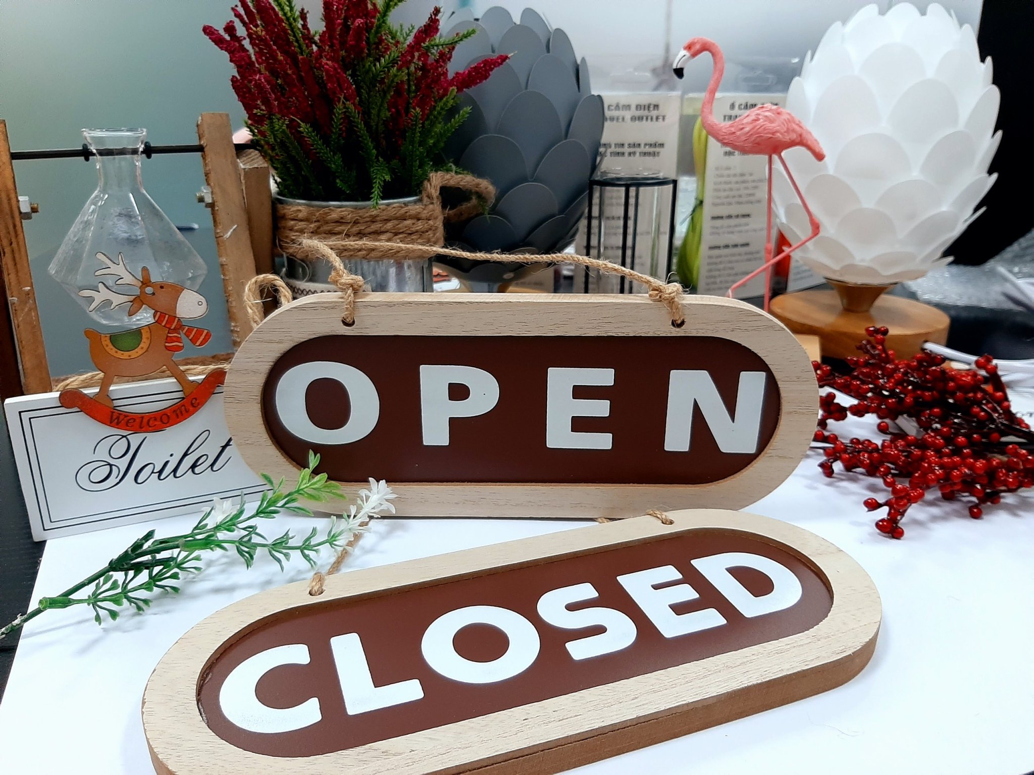 Bảng treo trang trí 2 mặt open/close bằng gỗ thanh lịch