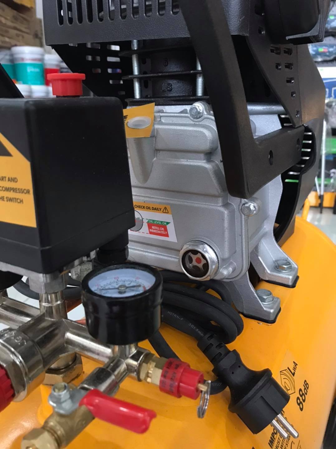 MÁY NÉN KHÍ 50L 1.800W 2.5.HP TOLSEN 73115 - HÀNG CHÍNH HÃNG