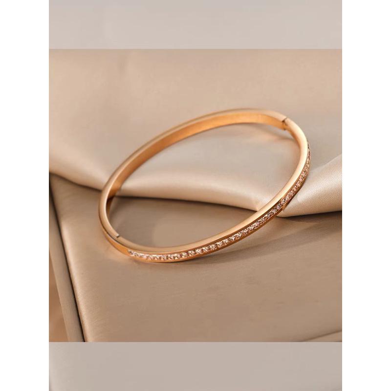 Vòng tay titan không đen nữ đẹp viền ngọc sáng dự tiệc Ring House