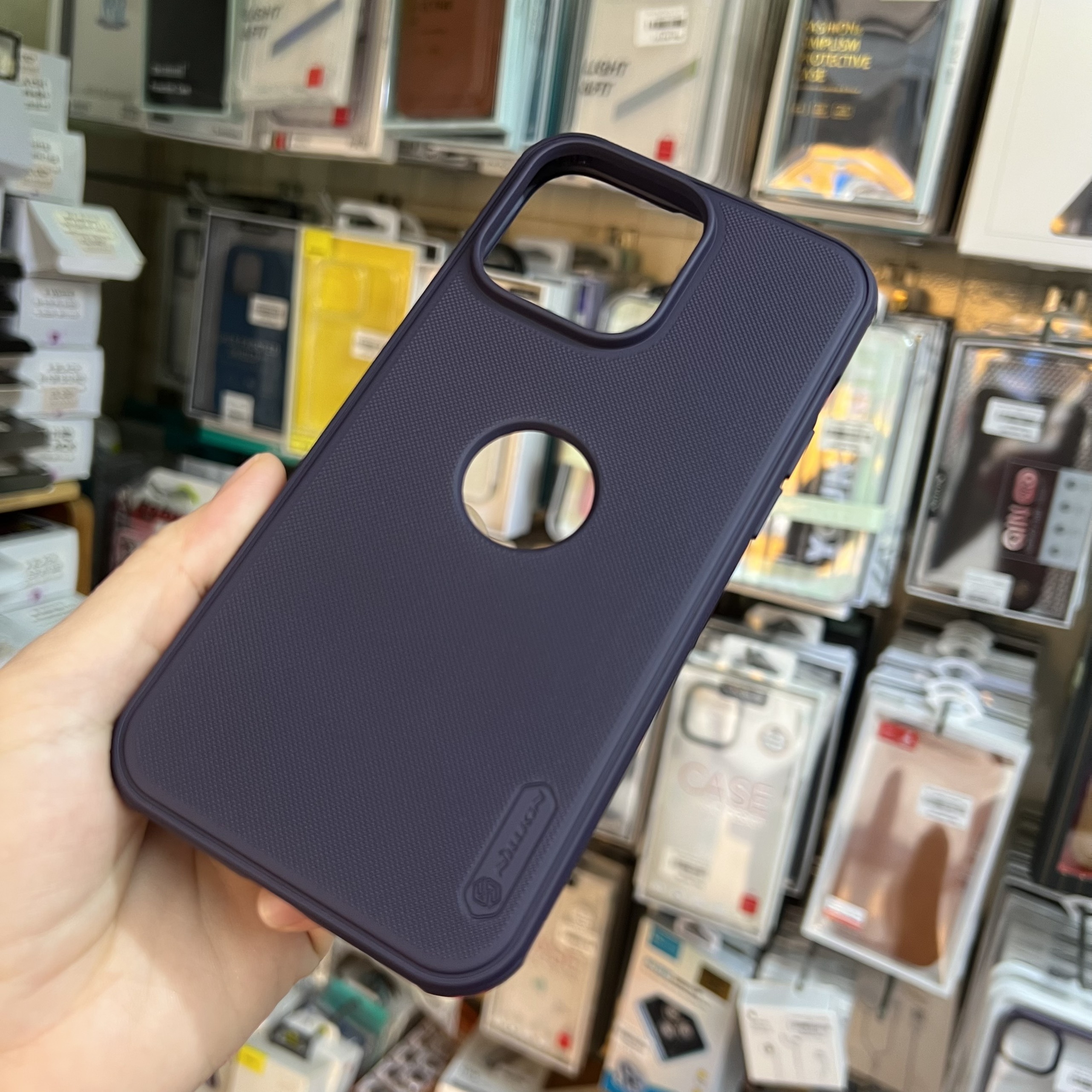 Ốp lưng Nillkin Frosted Shield dành cho iPhone 14 Pro Max màu tím - hàng chính hãng