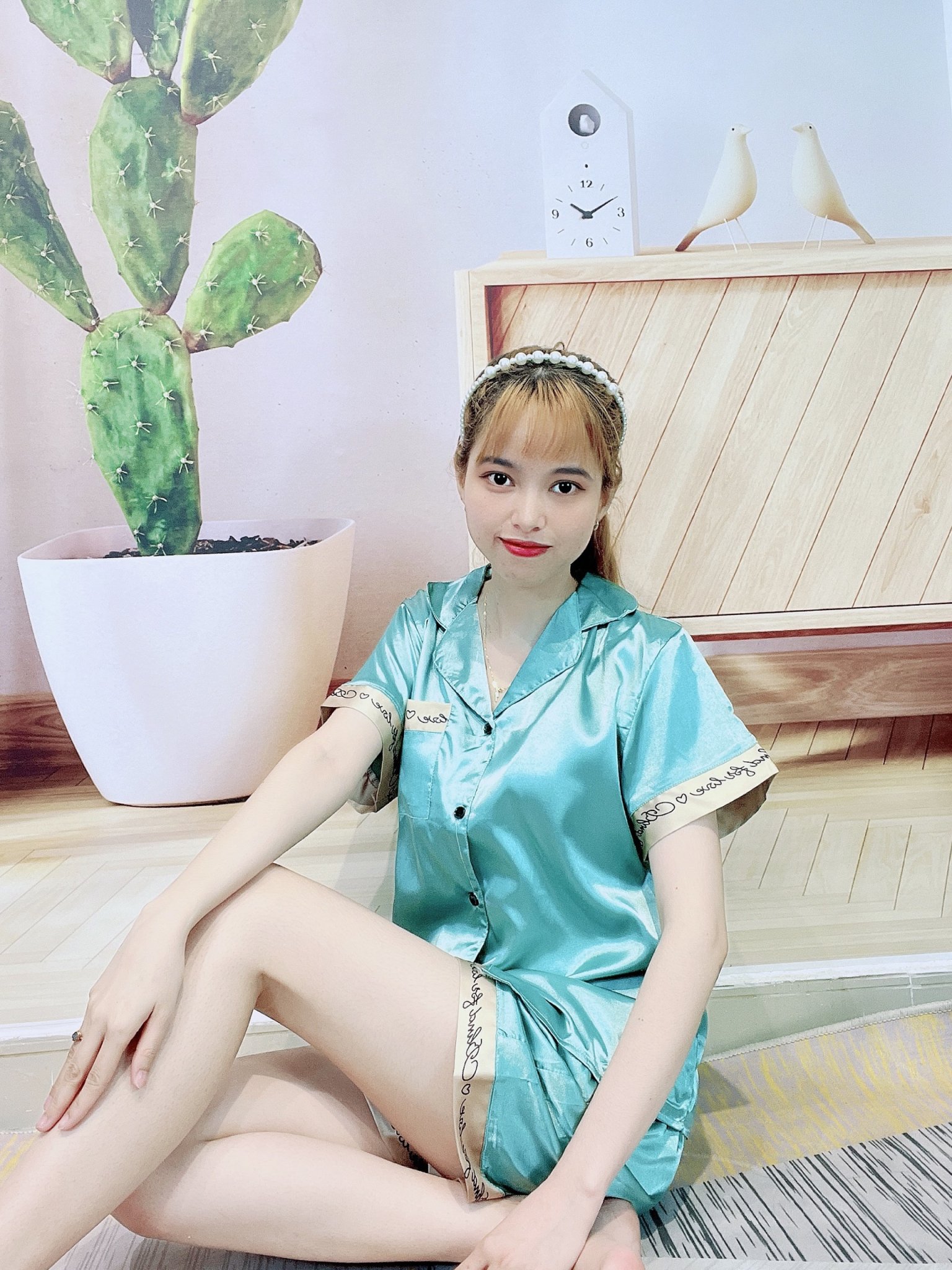 Bộ đồ ngủ Pijama cộc tay viền chữ, chất liệu lụa satin mềm mịn thấm hút mồ hôi CCC084