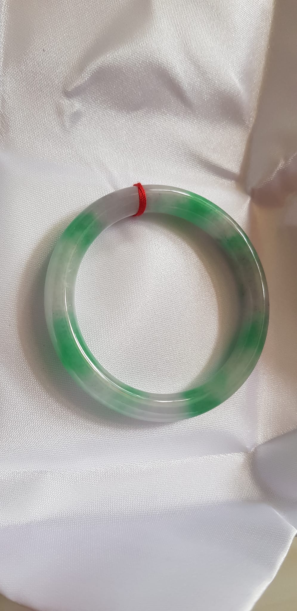 Vòng Cẩm Thạch tự nhiên mới TR LÝ Sao IC 49mm x cọng 7mm Vòng màu trắng xanh lý đều bóng đẹp nữ tay nhỏ 40kg - 49kg đeo rẻ đẹp ạ