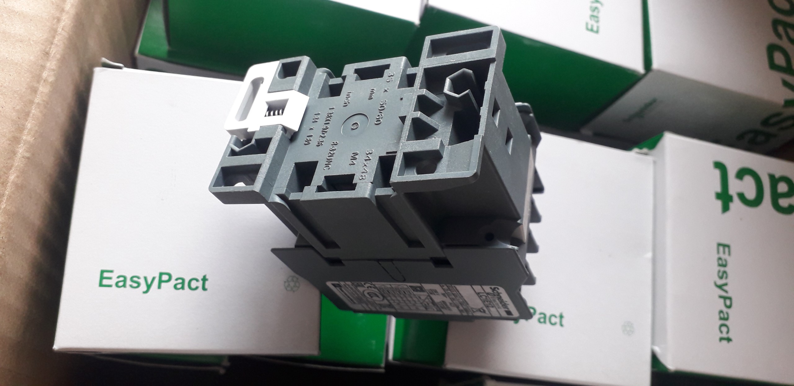 Khởi động từ LC1E1210M5 Schneider 3P-5.5kW coil 220Vac | Hàng Chính hãng |