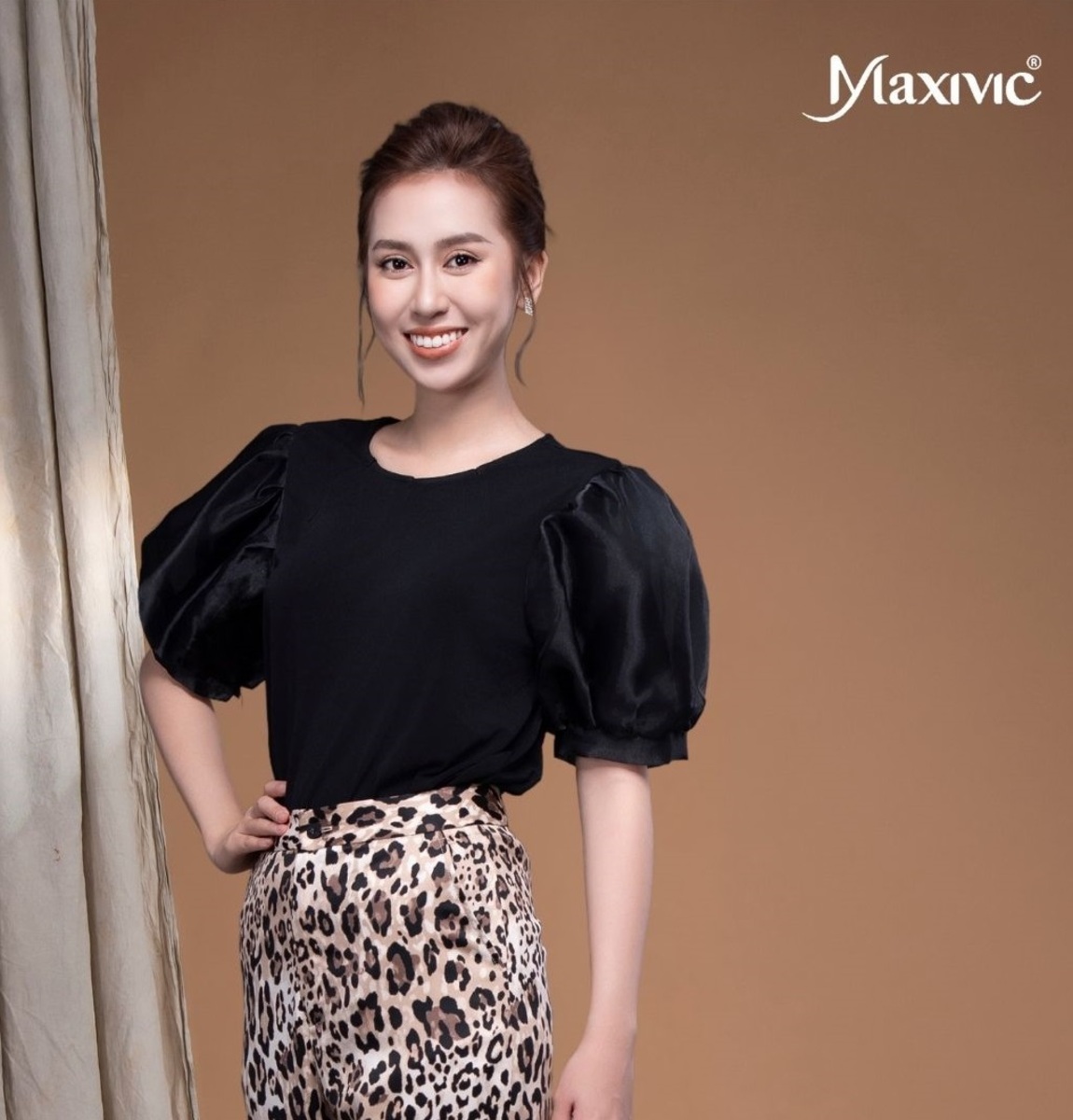 Áo thun đen tay phồng organza LM112472 [BST Da Beo