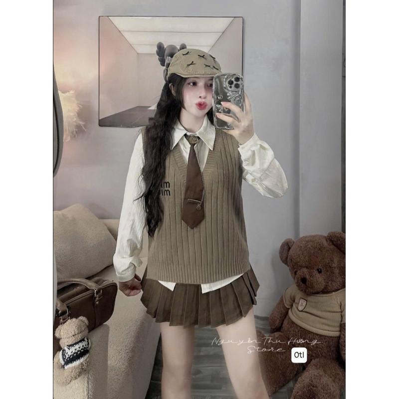 Set Miu miu 4 món sơ mi trắng mix gile len kèm cavat phối chân váy xếp ly cùng tone năng động  LINN BY JO