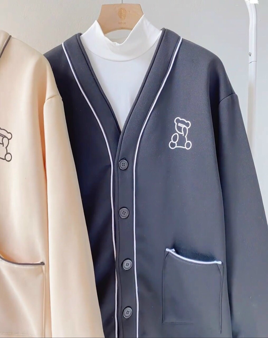 Áo Khoác Cardigan Túi Vuông Thêu Gấu Cặp Nam Nữ Siêu Xinh - Bomber Unisex Nỉ Ngoại Dày Mịn