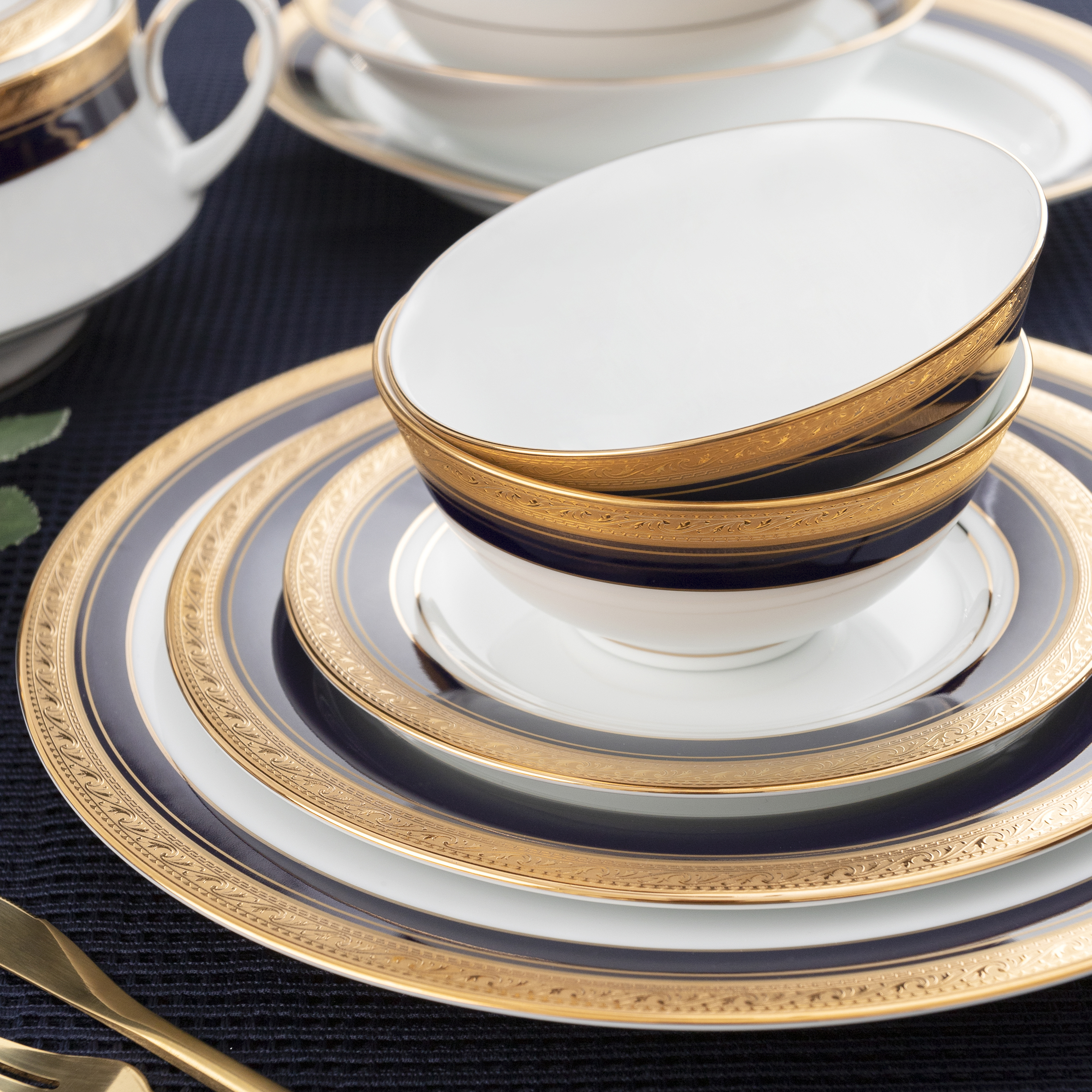 Bộ Bàn Ăn Châu Á Cơ Bản 22 Món Noritake dòng Crestwood Cobalt Gold sứ trắng cao cấp