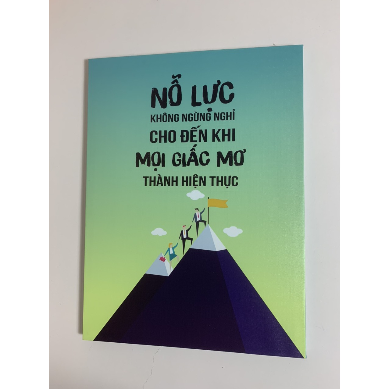 Tranh slogan Nỗ lực không ngừng nghỉ cho đến khi mọi giấc mơ thành hiện thực