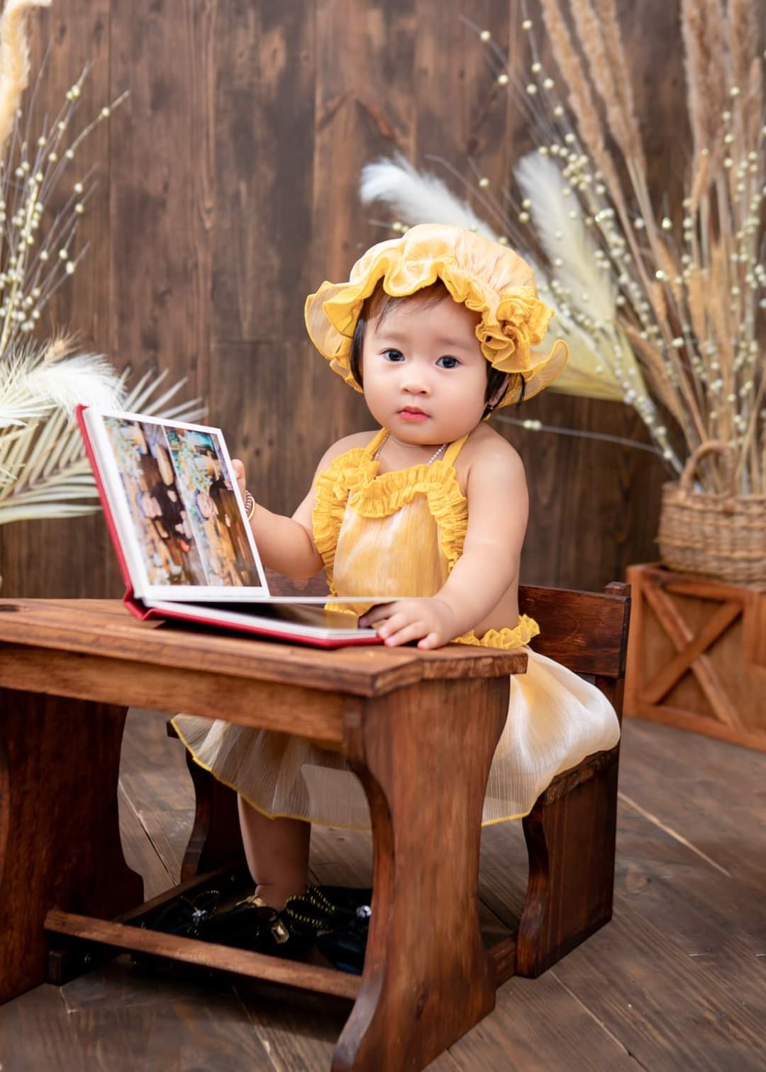Body Yếm Vàng Bé Gái Sơ Sinh Đến 12kg, Bodysuit Tặng Nón Cho Bé Gái Chất Đũi Xốp Phối Tơ Ánh Nhũ Siêu Sang