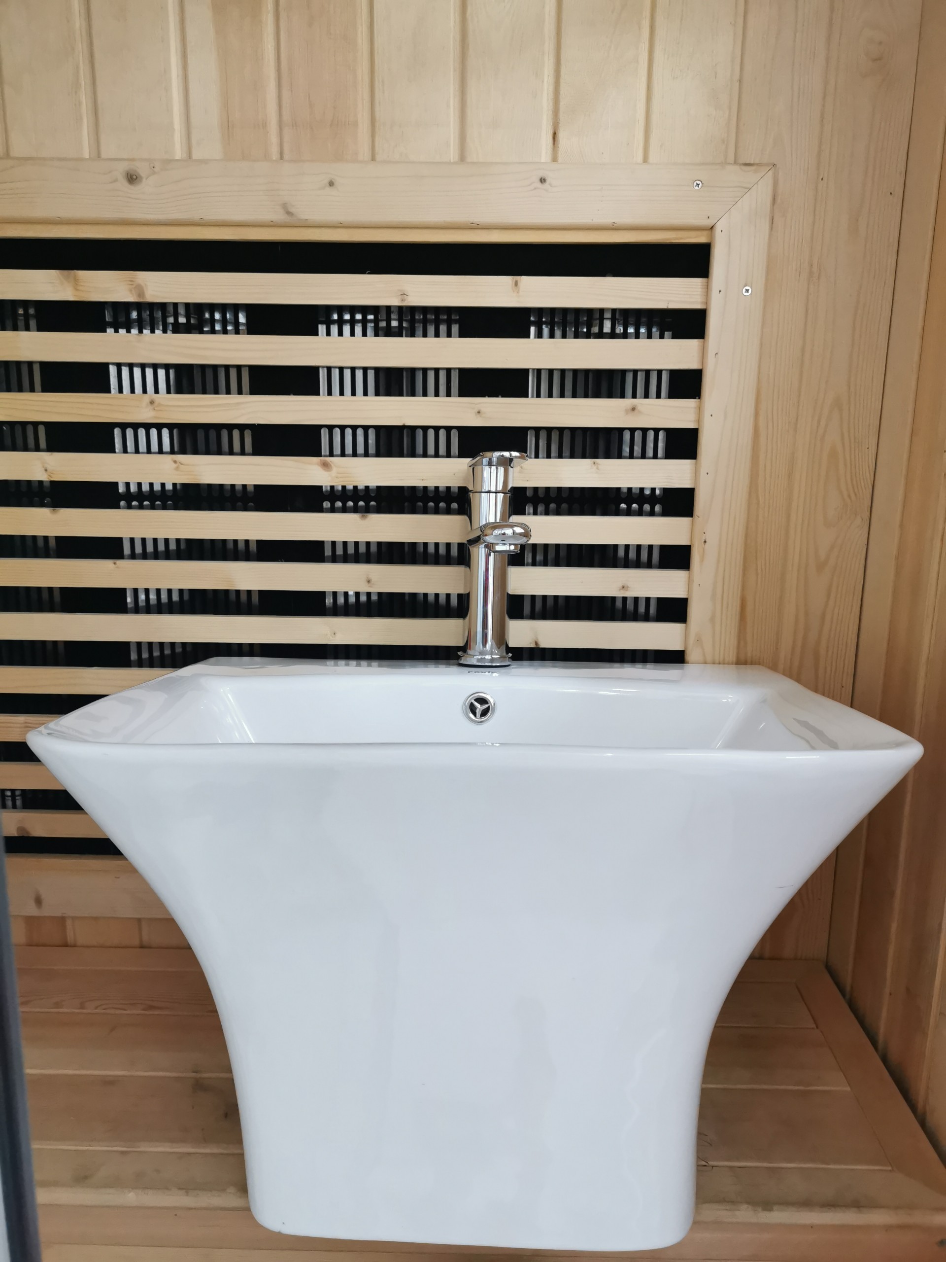 CHẬU LAVABO TREO TƯỜNG