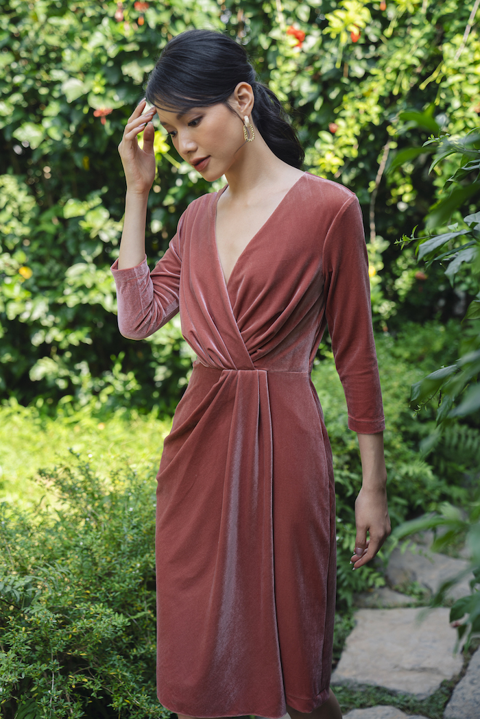 De Leah - Đầm Nhung Xoắn Nơ Eo - Hồng đỗ