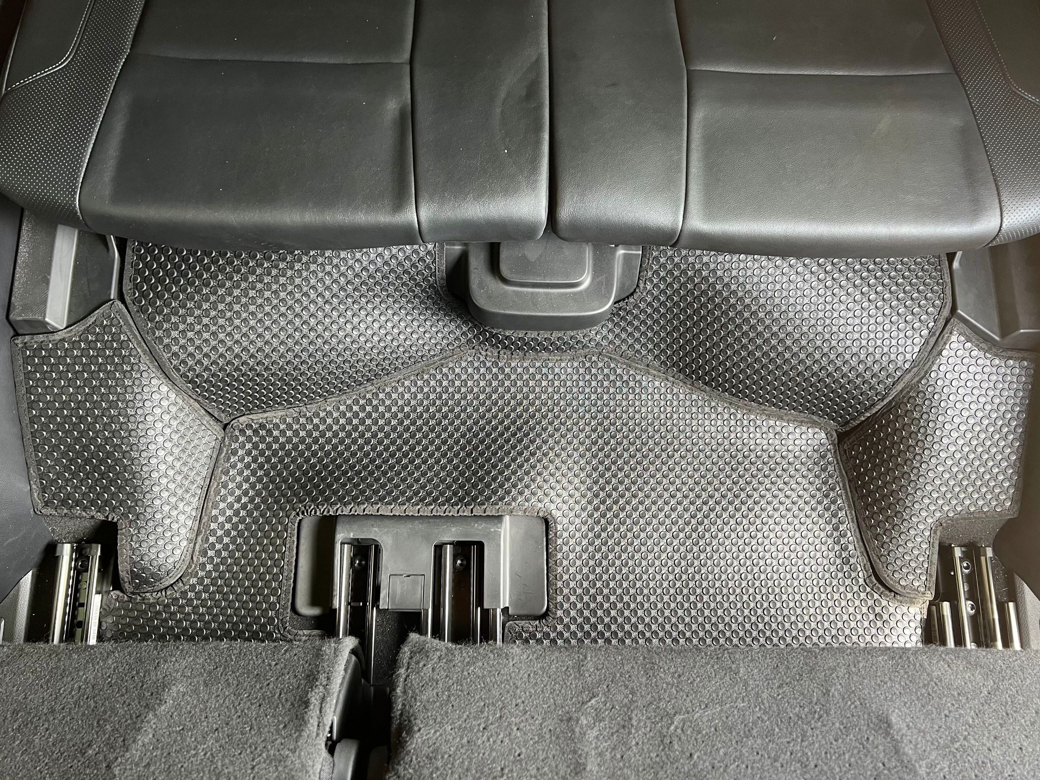 Thảm lót sàn ô tô KATA cho xe Ford Everest (2015- 2021) - Khít với sàn xe, Chống thấm, Không mùi, Không ẩm mốc