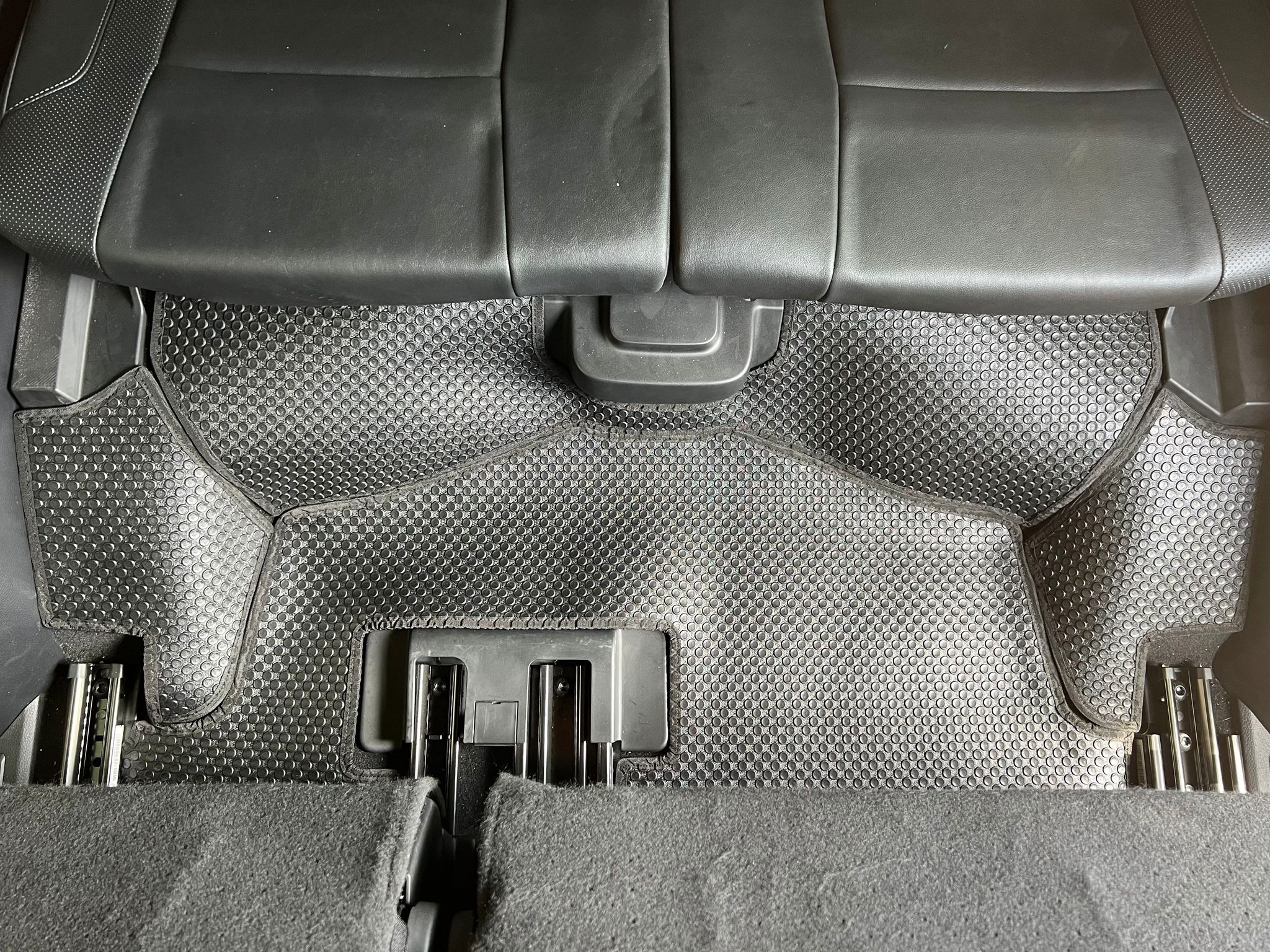 Thảm lót sàn ô tô KATA cho xe Ford Everest - Khít với sàn xe, Chống thấm, Không mùi, Không ẩm mốc
