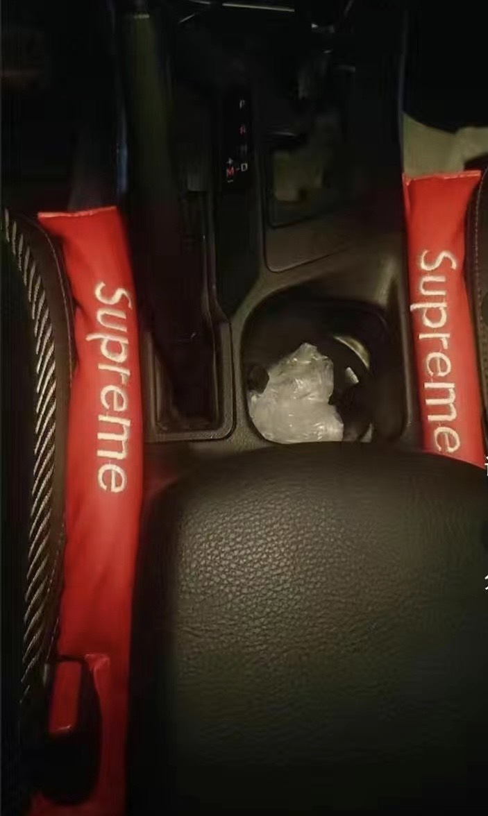 Khay Đựng Đồ Đa Năng Cắm Khe Ghế Ô Tô hình Supreme Độc Đáo