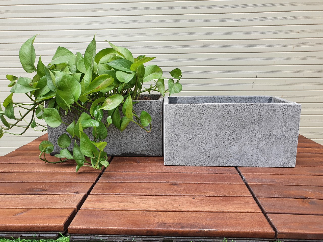 Chậu treo tường trồng cây bằng đá ong xám tự nhiên KT Dài 30xR15xC15cm, ốp tường ban công, giếng trời, sân thượng bền đẹp chịu được mọi thời tiết