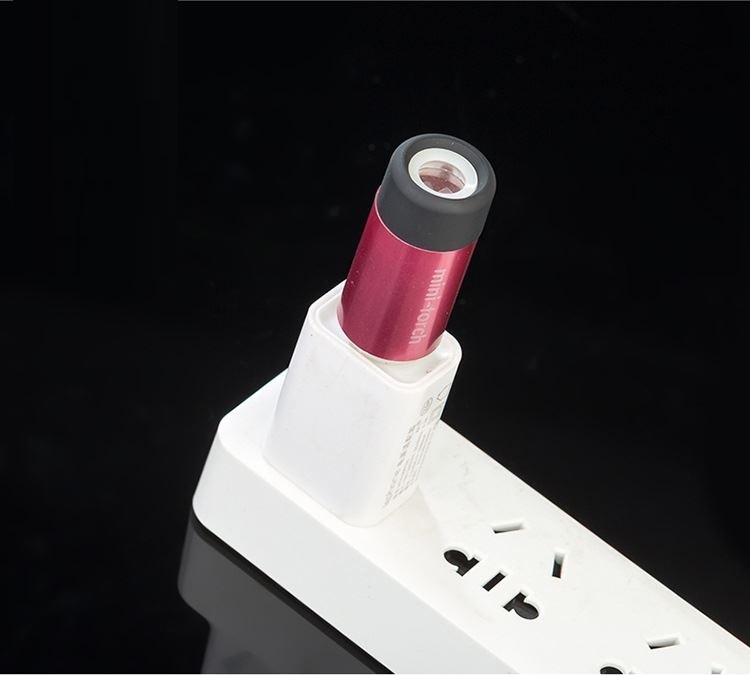 Móc khóa trang trí decal kiêm đèn pin mini cao cấp