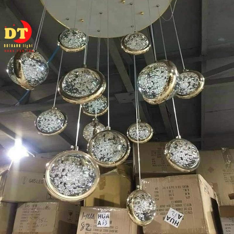 Đèn thả phòng khách thông tầng hiện đại, cầu thang HTLQ