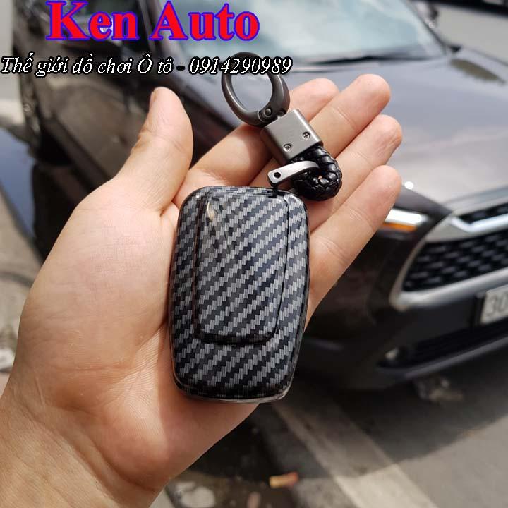 Ốp bảo vệ chìa khóa xe Toyota Corolla Cross 2020 vân Carbon kèm móc đeo INOX