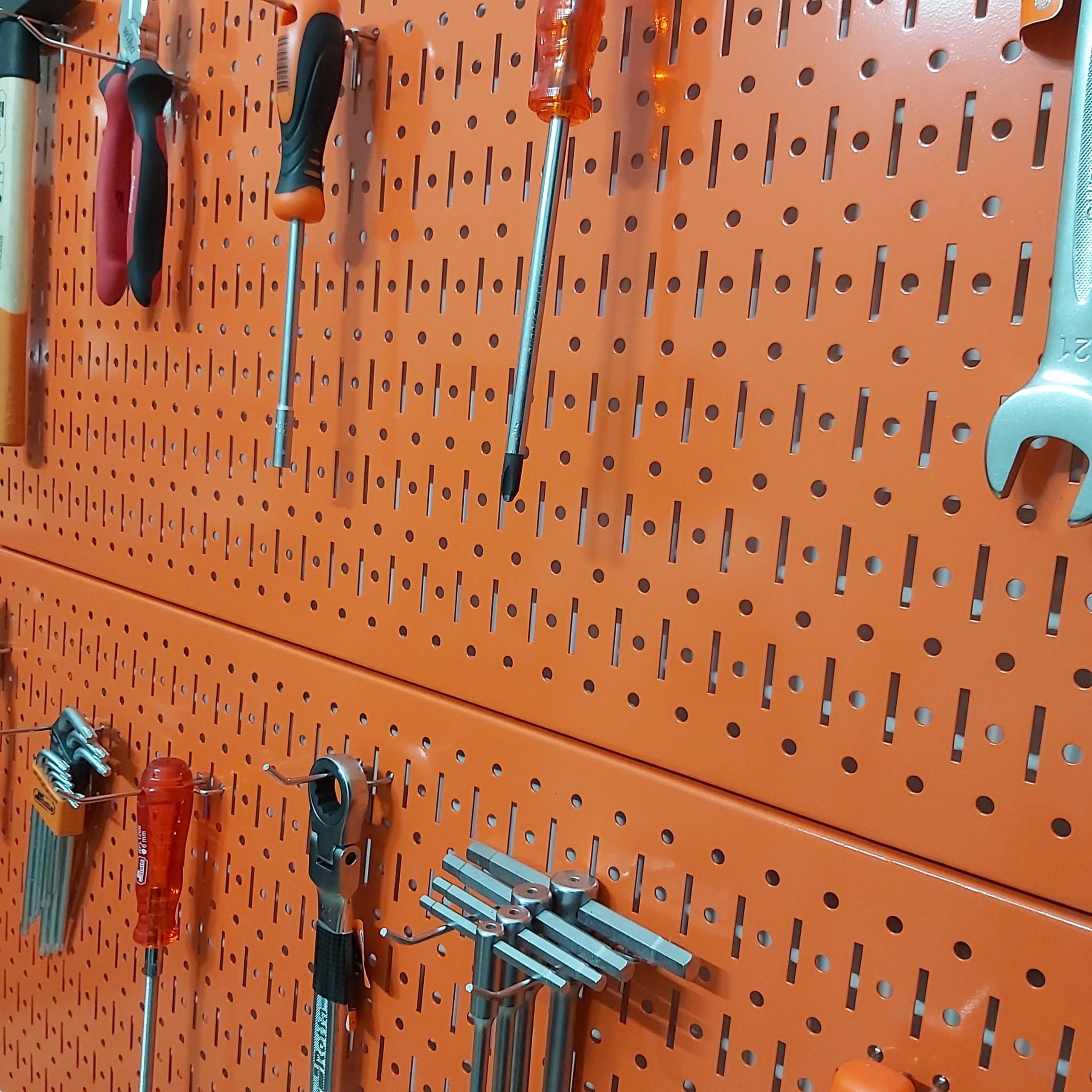 Tấm lưới pegboard đôi màu cam kèm phụ kiện treo tường