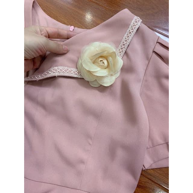 Váy thiết kế cài hoa ngực