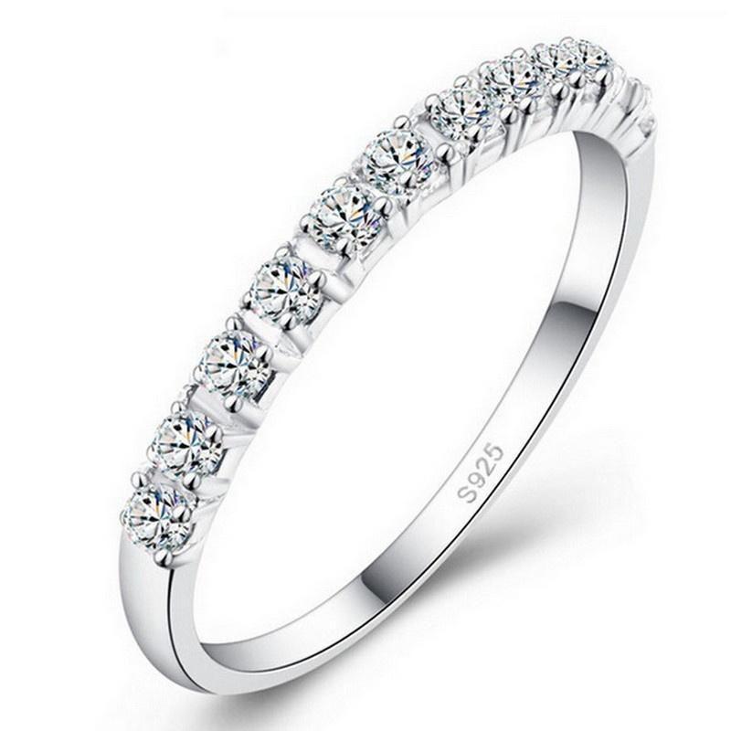Nhẫn bạc nữ Bạc Quang Thản bản nhỏ bề mặt gắn một hàng đá cobic trắng, thiết kế thời trang phù hợp với mọi lứa tuổi.