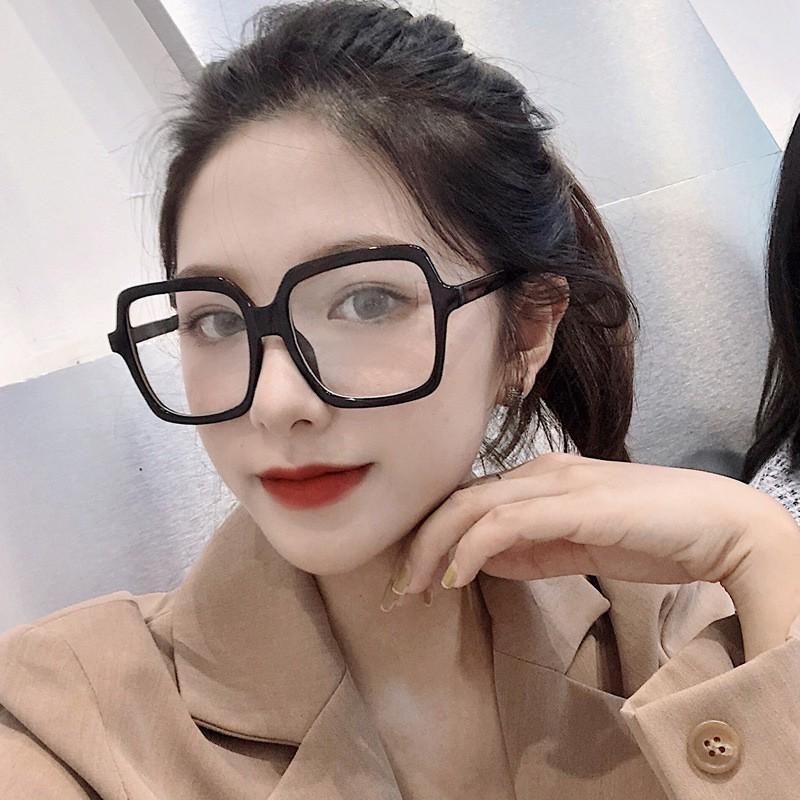 Gọng kính vuông phong cách Hàn Quốc