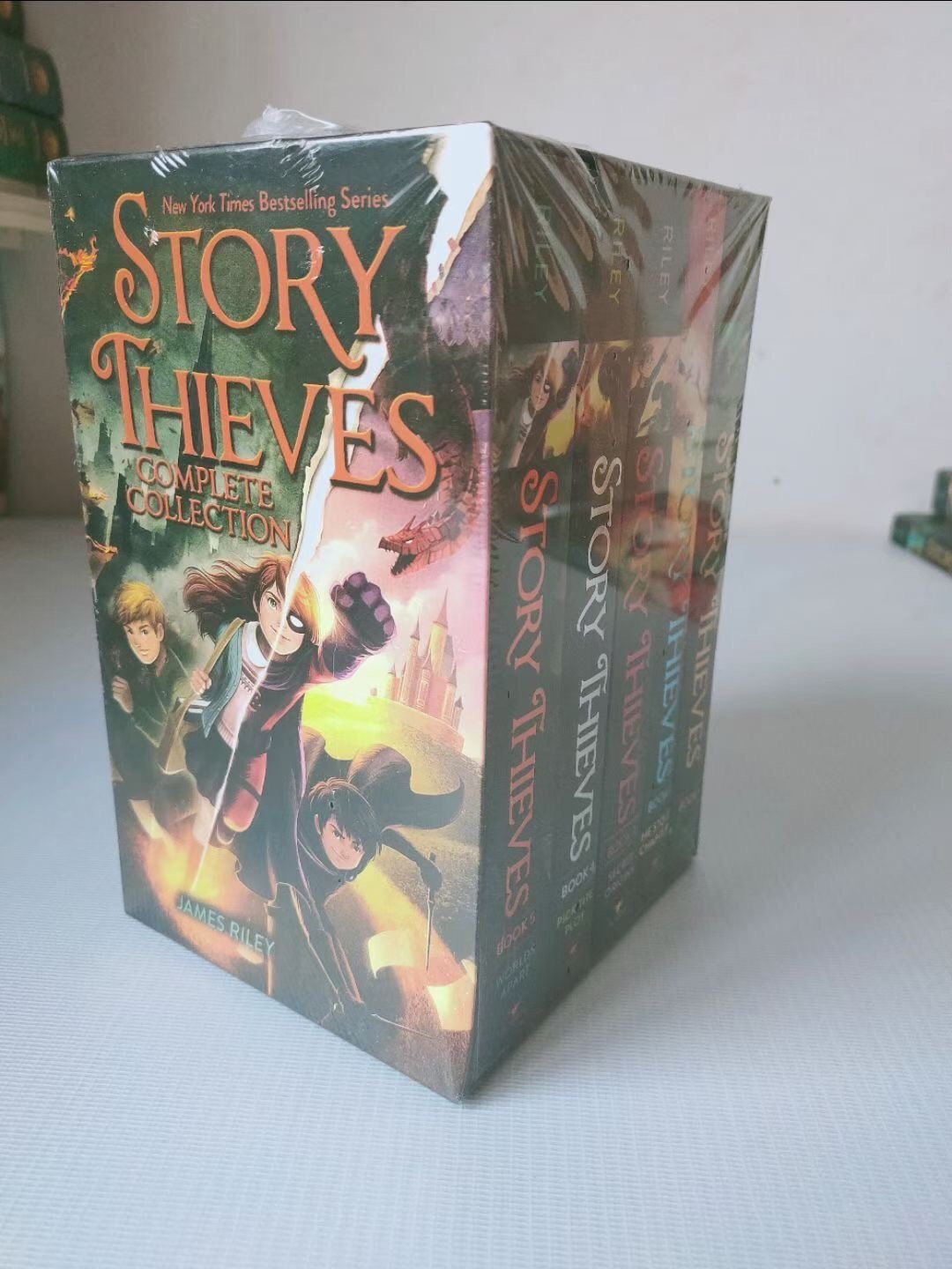 Story Thieves- nhập khẩu- 5 books - có hộp đựng.