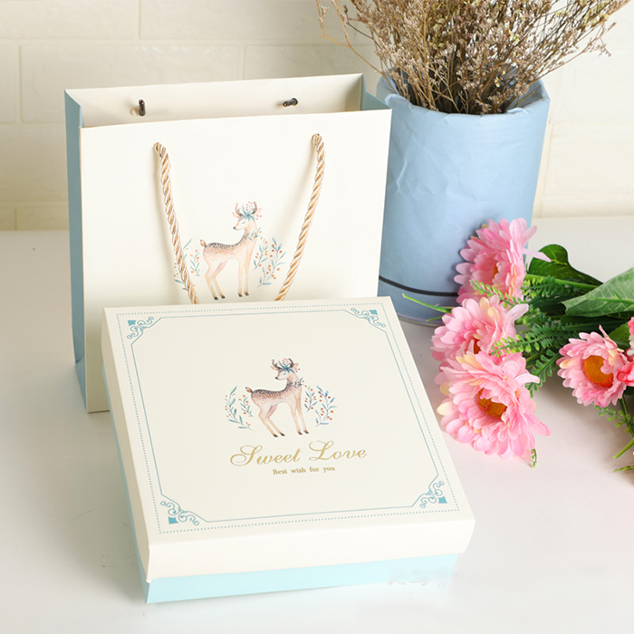 Hộp đựng quà vuông kiểu cổ điển chú Hươu kèm túi Hộp đựng quà vuông kiểu cổ điển chú Hươu kèm túi