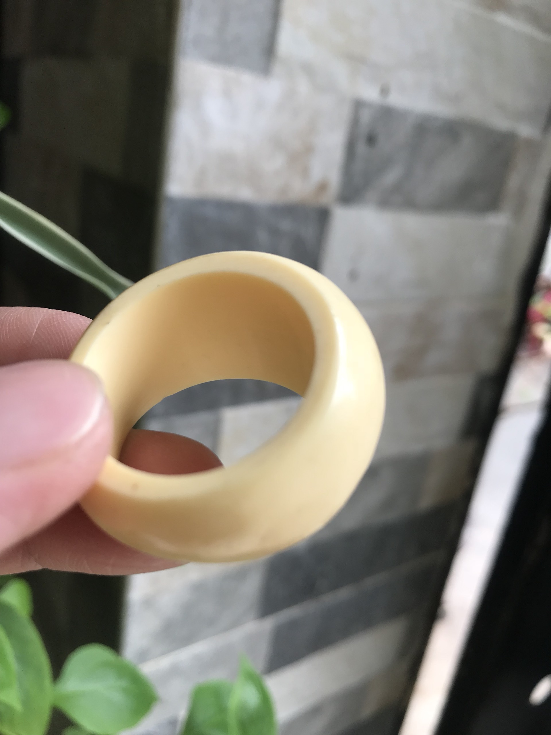 Nhẫn Nam Giả Ngà hay Xương Mỹ Nghệ Kiểu Bầu Tròn to phía trên dưới nhỏ màu trắng Ni 23mm Cao 18mm Dầy 8mm Dành Cho Các Anh Nam đeo nhẫn 23mm rẻ đẹp ạ