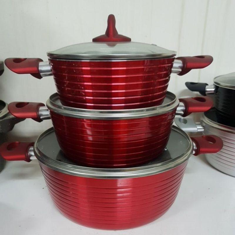 Nồi chống dính màu đỏ nắp kiếng, sử dụng như nồi chiên có đủ size được thiết kế từ Đức.