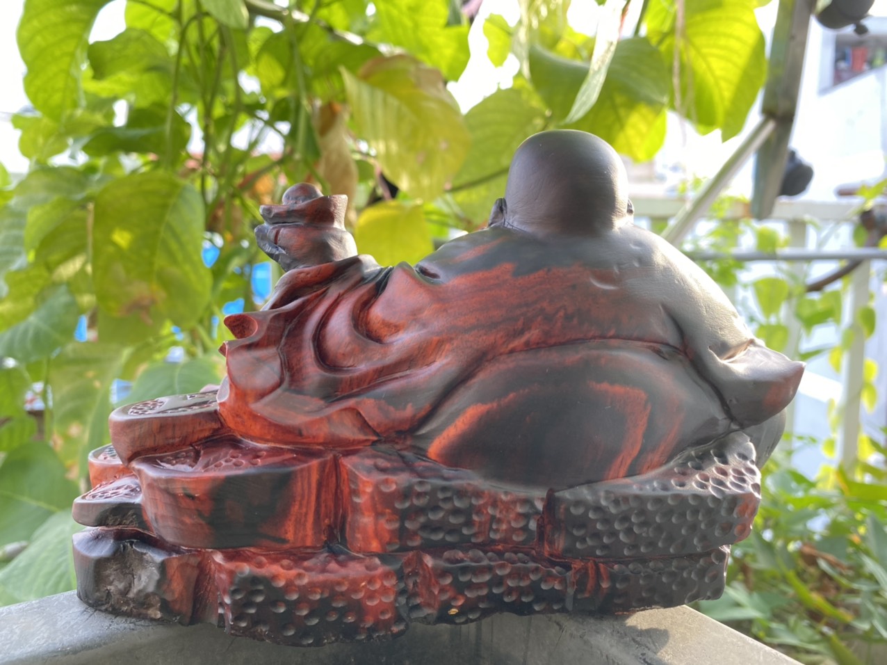 Tượng di lạc cầm thỏi vàng