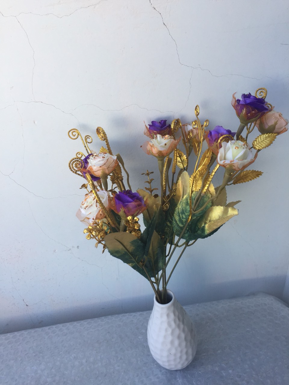 Bụi hoa Hồng nhân tạo cành mạ vàng quý phái dùng trong trang trí nhà cửa, bàn tiệc, quán cafe, nhà hàng, quán karaoke