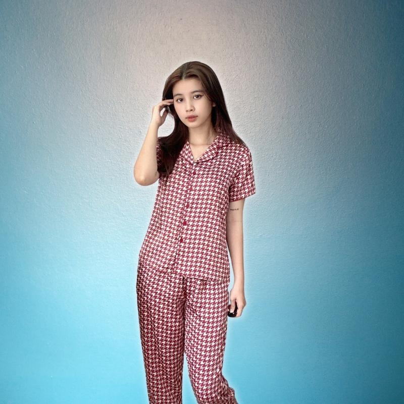 Bộ đồ Pyjama nữ, đồ mặc nhà lụa VILADY - B141 kiểu tay cộc quần dài họa tiết Ziczac chất liệu lụa Pháp (lụa latin) - Màu đỏ