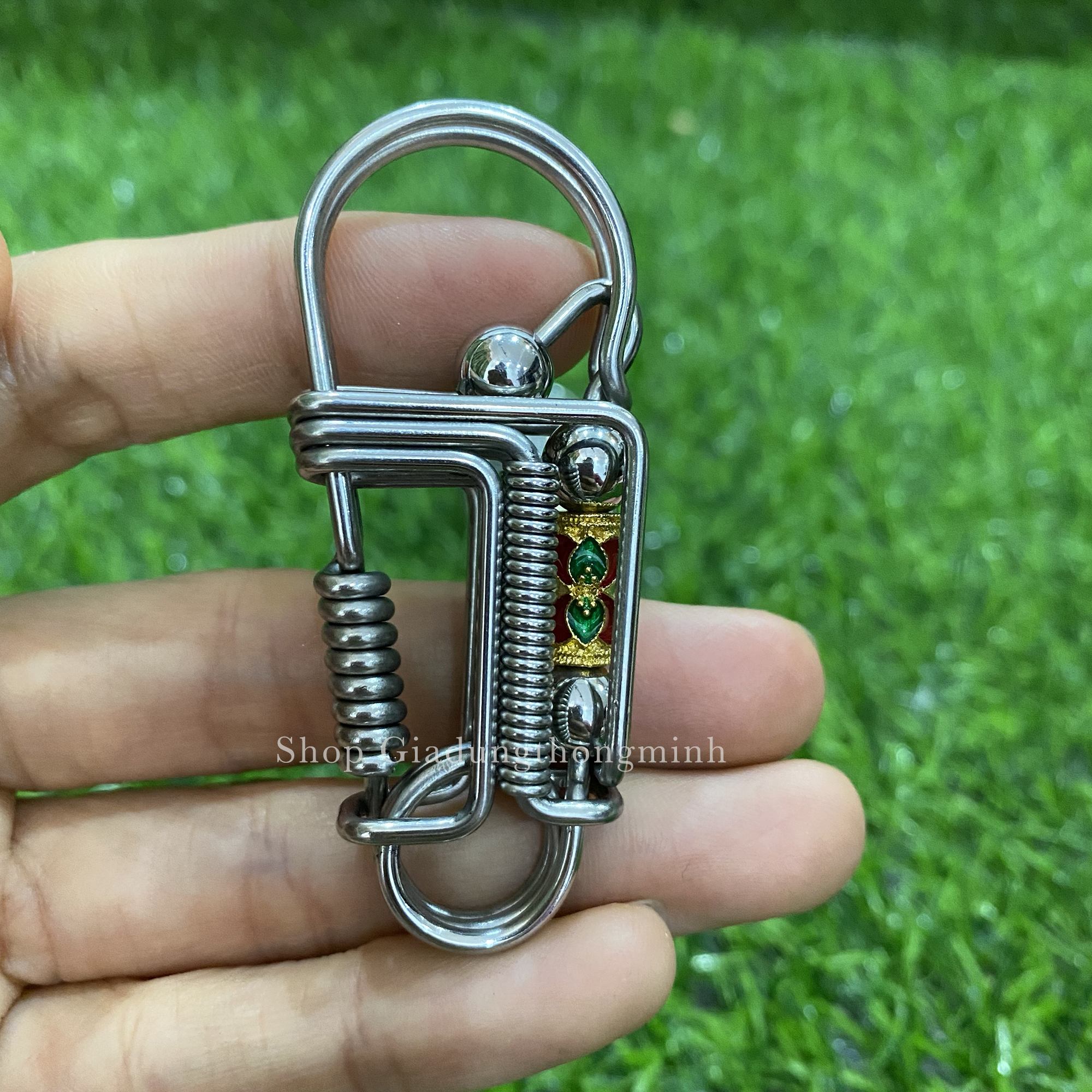 Móc Khóa Ô Tô họa tiết Đỏ Xanh bằng Inox 304 không gỉ Cao Cấp Hàng Việt Nam,Hàng làm thủ công tỉ mỉ , Màu Inox nguyên bản rất Sang và Sạch Sẽ ,Càng Dùng Càng Sáng - Móc khóa Xe Máy bền đẹp