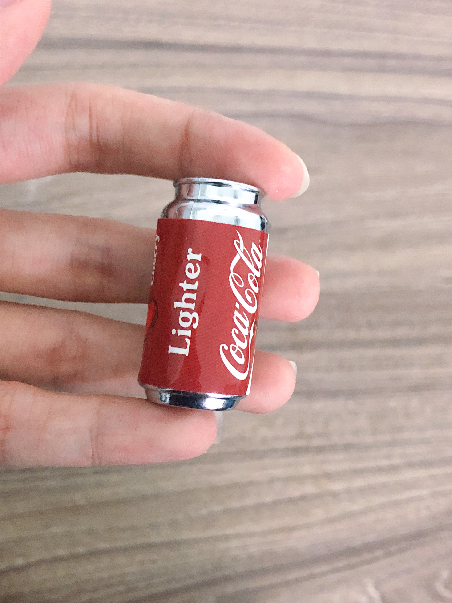 Hột quẹt bật lửa móc khóa hình lon nước Cocacola mini dễ thương