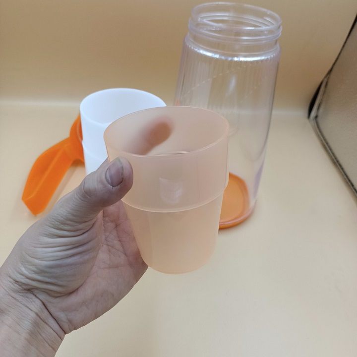 Bình đựng nước nhựa có tay cầm 1600ml tặng kèm 4 cốc xinh xắn