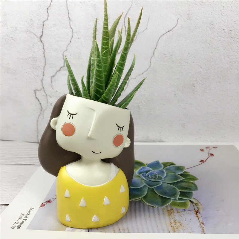 Chậu Trồng Cây Sen Đá Xương Rồng Để Bàn Làm Việc Trang Trí Văn Phòng Mô Hình Bé Gái Dễ Thương Mặc Áo Vàng Chấm Bi