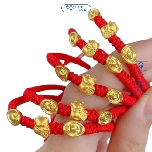 Vòng tay charm vàng dây bện chỉ đỏ charm mèo thần tài thỏi vàng, Anchi jewelry