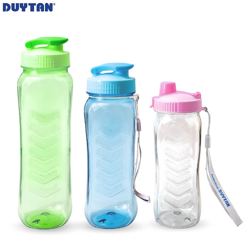 Bình nước nhựa Duy Tân có quai 700ml (7,5 x 7,5 x 22,2 cm) - 32536 - Giao màu ngẫu nhiên - Hàng chính hãng