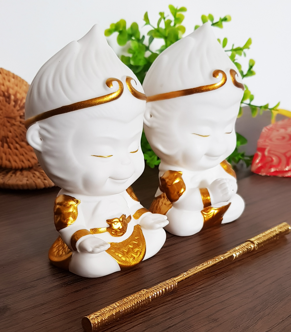 Tượng Chibi Mỹ Hầu Vương 11.5cm bằng gốm trắng (kèm gậy Như Ý + áo choàng + đế tre) - mẫu dang tay