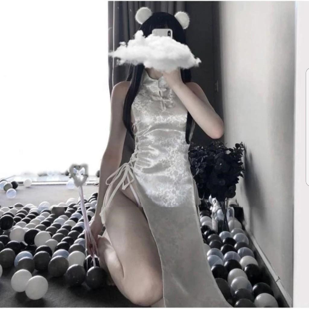Đồ ngủ sexy với áo yếm cổ trang cách tân hai mau đen và trắng gợi cảm kèm chip lọt khe