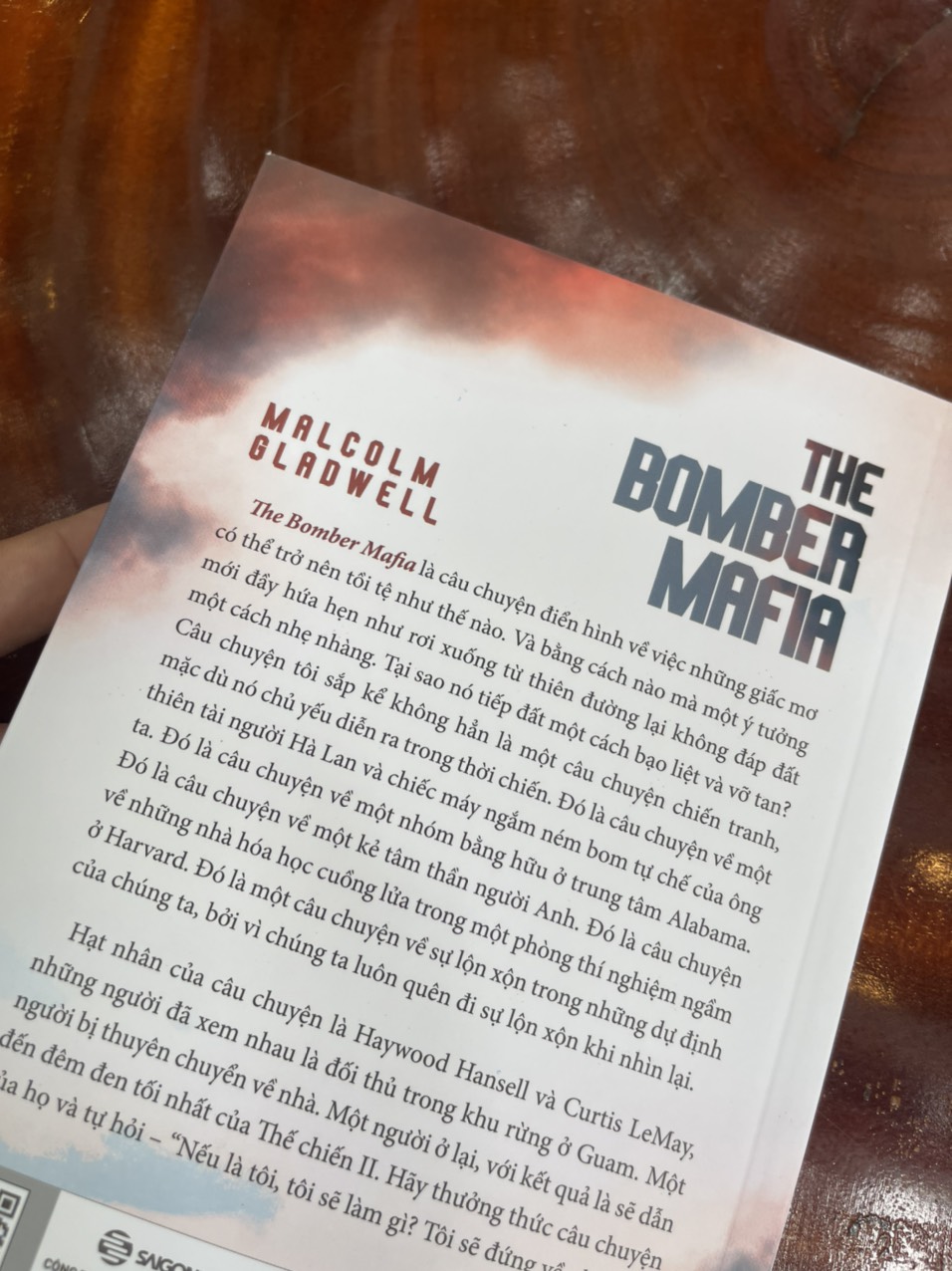 THE BOMBER MAFIA: GIẤC MƠ, CÁM DỖ VÀ ĐÊM DÀI NHẤT TRONG THẾ CHIẾN II - Malcolm Gladwell - Nguyễn Bình Thành - Thới Ngọc Tuấn Quốc dịch - Saigonbooks – Nxb Thế Giới