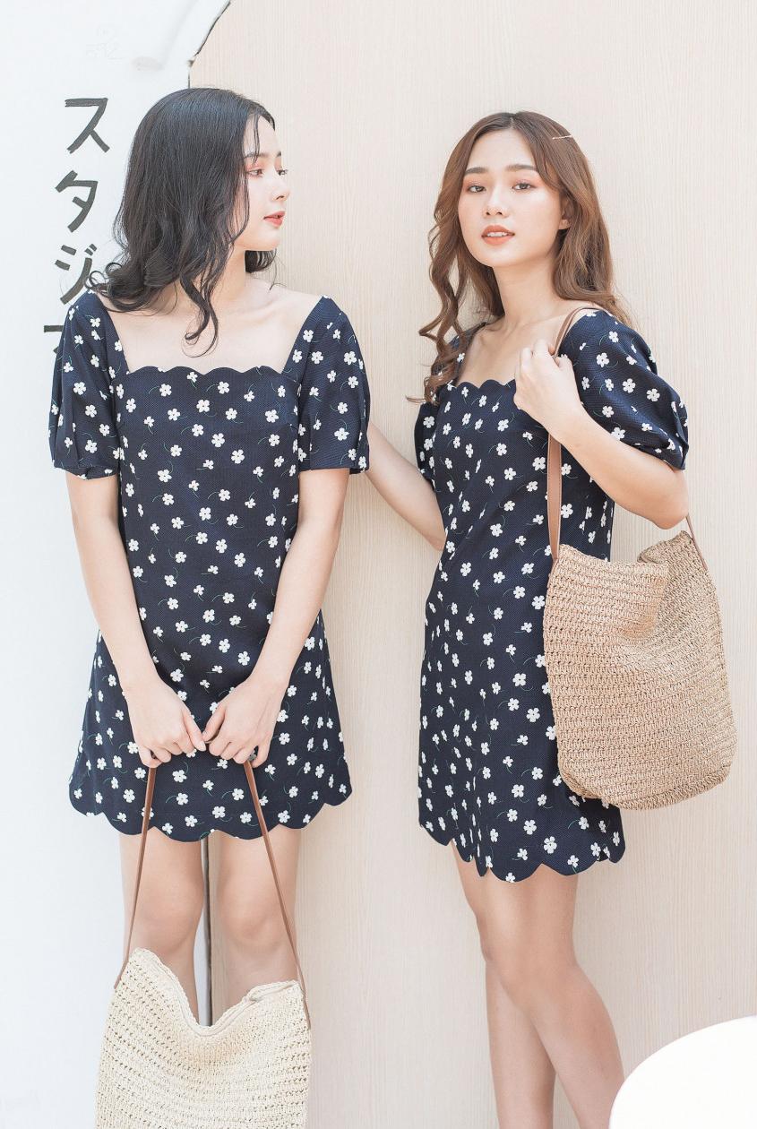Đầm suông xanh đen hoa trắng cổ vuông lai đăng tay xếp li ống
