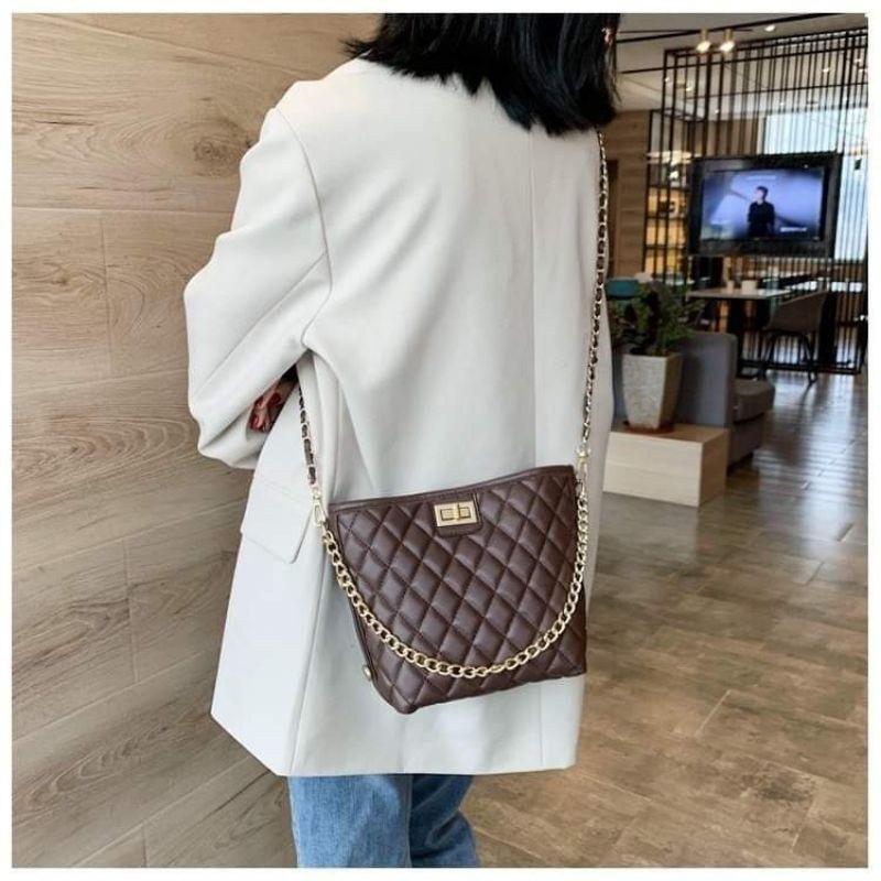 Túi Đeo Chéo Nữ Da Mềm Trần Trám Khóa Xoay T9633