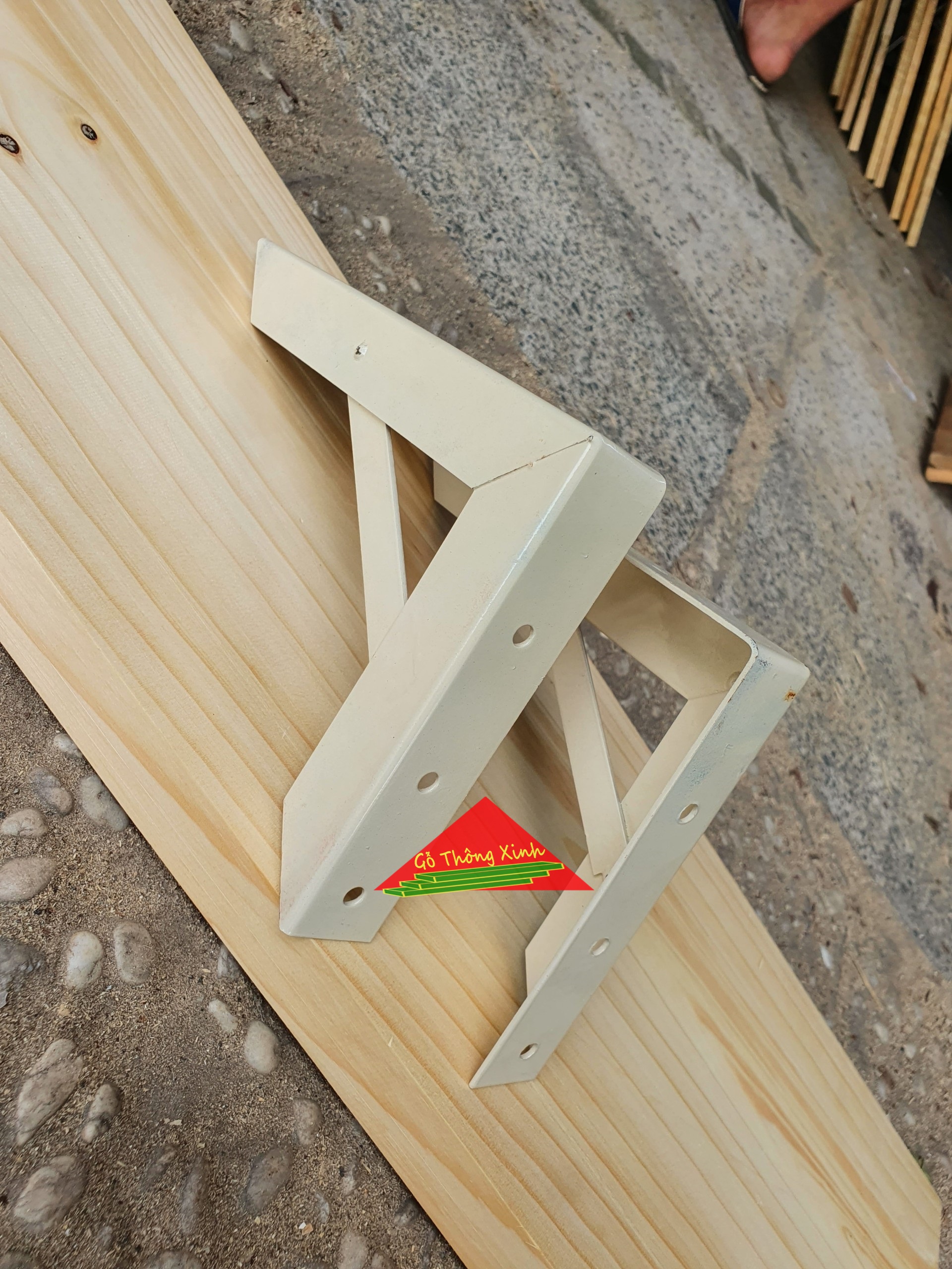 Cặp giá đỡ kệ gỗ dài 20cm bằng sắt đã sơn màu vàng nhạt, rất chắc chắn chịu lực tốt trên 30kg