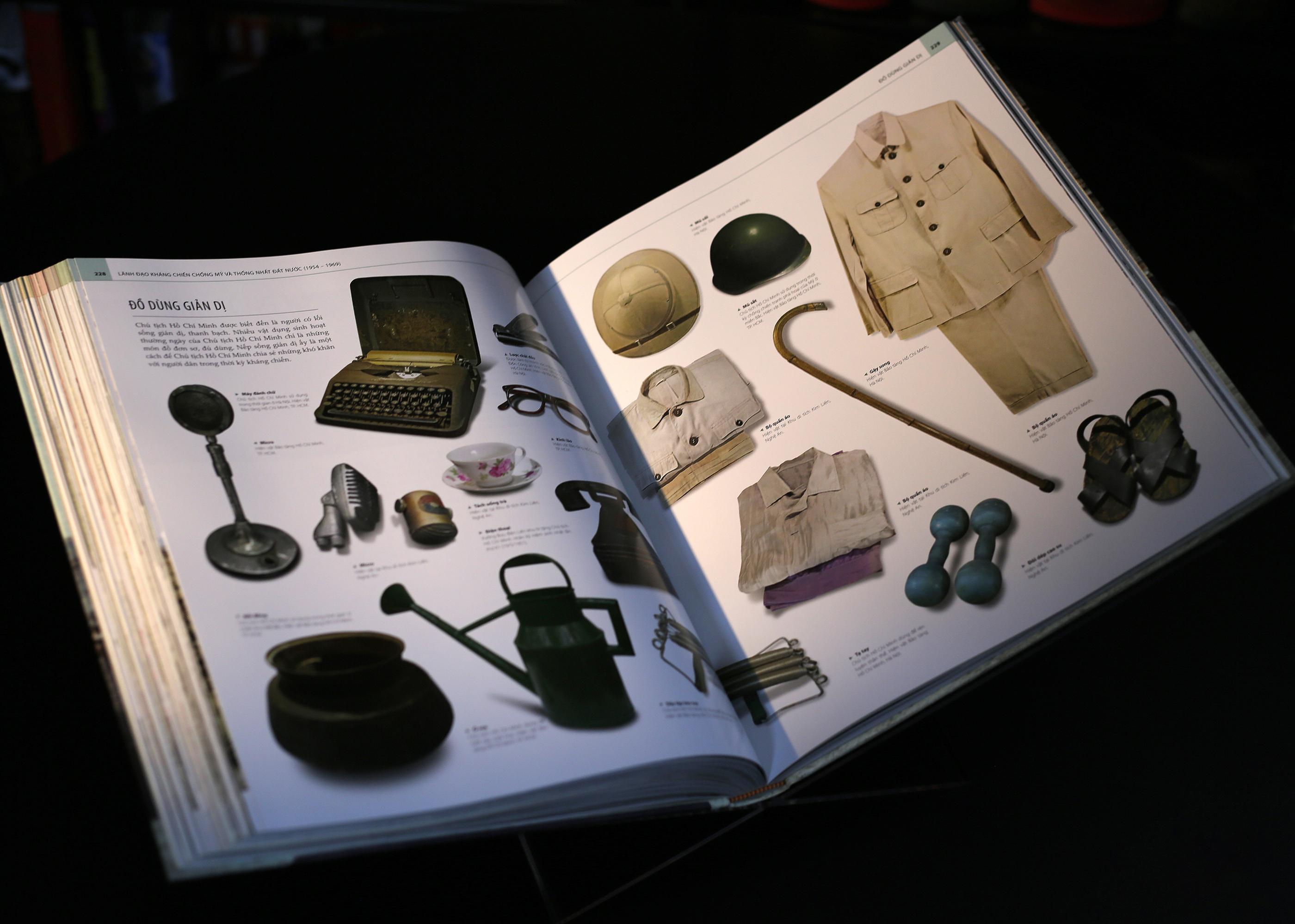 Sách - Hồ Chí Minh - Tiểu Sử Bằng Hình - Ấn Bản Giới Hạn - Bìa Vải