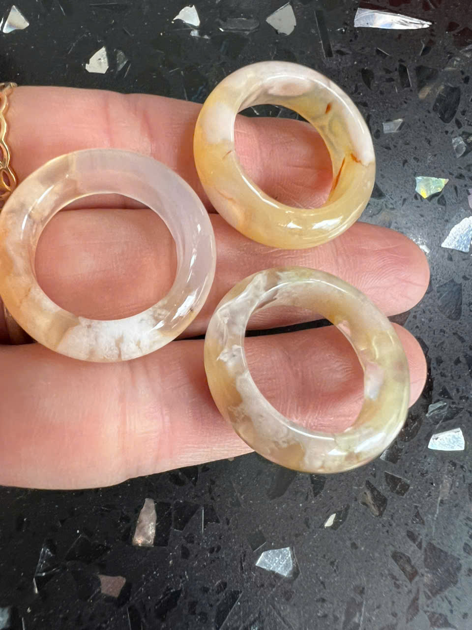 Nhẫn Nữ mới Đá Mã Não Bông Bông Vàng Trắng Đều Bóng Đẹp Ni 18mm Cao 7mm Dầy 4mm Chị em Nữ mệnh Kim mệnh Thủy mệnh Thổ đeo lên tay xinh xắn may mắn ạ